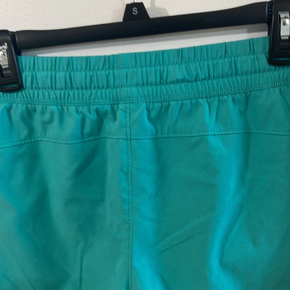 Good condition woman’s Old Navy Active shorts. Size M. - Picture 11 of 13